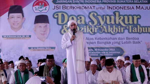 Kala Ribuan Orang Berkumpul Gelar Doa & Zikir Akhir Tahun