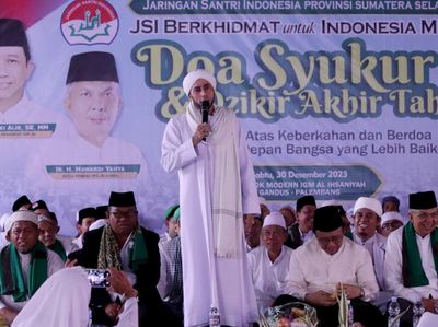 Kala Ribuan Orang Berkumpul Gelar Doa & Zikir Akhir Tahun