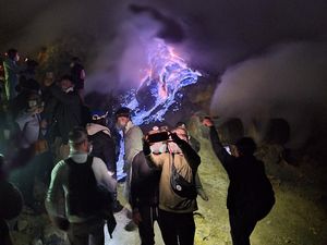 Pemandu Wisata Kawah Ijen Serius Belajar Bahasa Mandarin Pemandu Wisata Kawah Ijen Serius Belajar Bahasa Mandarin