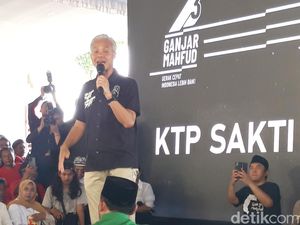 Ganjar Kenalkan KTP Sakti, Warga Tanyakan Jaminan Bansos Tepat Sasaran