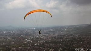 Wisatawan Paralayang di Gunung Banyak Melonjak