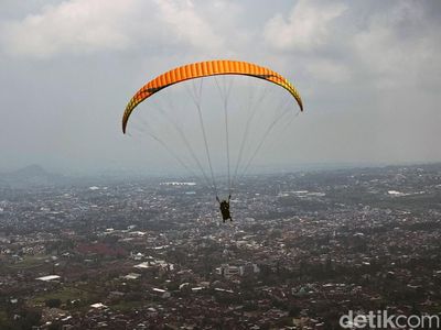 Wisatawan Paralayang di Gunung Banyak Melonjak