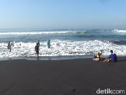 Serunya Main Selancar hingga Makan Seafood di Pantai Drajid Lumajang