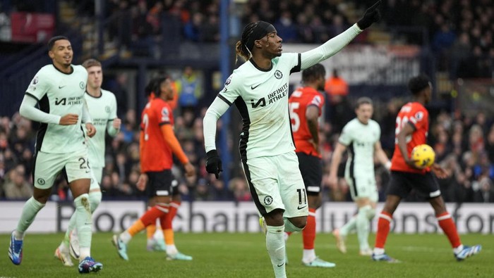 Chelseas Noni Madueke celebrates after scoring his sides second goal during the English Premier League soccer match between Luton Town and Chelsea, at Kenilworth Road, in Luton, England, Saturday, Dec. 30, 2023. (AP Photo/Alastair Grant)