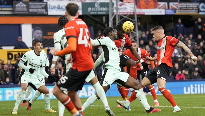 Players vie for the ball during the English Premier League soccer match between Luton Town and Chelsea, at Kenilworth Road, in Luton, England, Saturday, Dec. 30, 2023. (AP Photo/Alastair Grant)