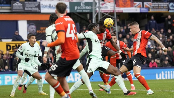 Luton Town, Chelsea Players vie for the ball during the English Premier League soccer match between Luton Town and Chelsea, at Kenilworth Road, in Luton, England, Saturday, Dec. 30, 2023. (AP Photo/Alastair Grant)
