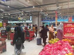 Makin Malam, Pengunjung Serbu Buah-buahan Segar di Transmart