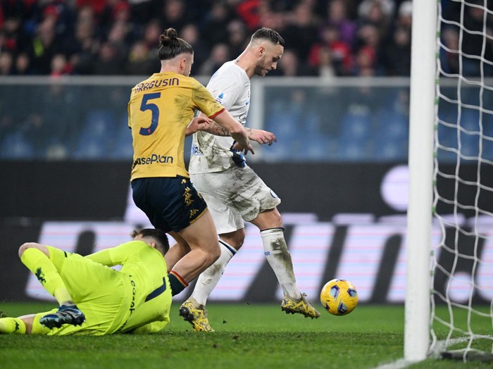 Soccer Football - Serie A - Genoa v Inter Milan - Stadio Comunale Luigi Ferraris, Genoa, Italy - December 29, 2023 Inter Milans Marko Arnautovic scores their first goal REUTERS/Daniele Mascolo