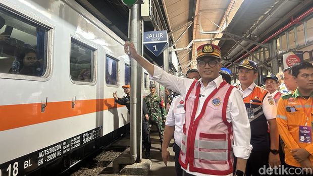 Menhub Budi Karya Sumadi meninjau Tol Kalikangkung, Jawa Tengah. Dia mengantisipasi kepadatan saat puncak arus balik libur Nataru. Dia juga menijau Stasiun Semarang Tawang (Kadek/detikcom)