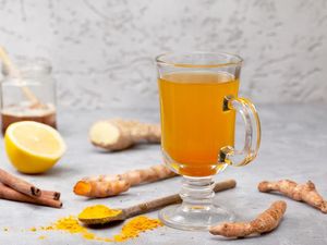 Makan Banyak Saat Liburan? 5 Minuman Ini Cocok untuk Detoks Tubuh Makan Banyak Saat Liburan? 5 Minuman Ini Cocok untuk Detoks Tubuh