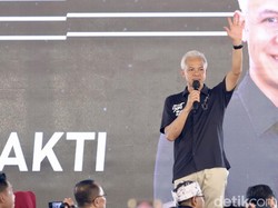 Ganjar Tanya Mau Makan Siang Gratis atau Internet Gratis