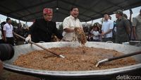 Momen Prabowo Masak Bareng Youtuber Bobon di Cilincing