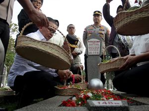 Momen Tabur Bunga di TMP Kalibata untuk Peringati HUT Satpam Nasional Ke-43 Momen Tabur Bunga di TMP Kalibata untuk Peringati HUT Satpam Nasional Ke-43