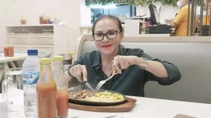 Seru! Mpok Atiek Kulineran Bareng Sahabat hingga Geng Arisan