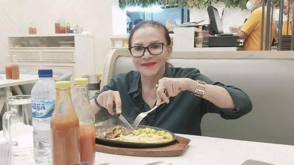 Seru! Mpok Atiek Kulineran Bareng Sahabat hingga Geng Arisan