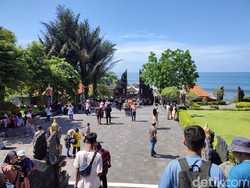 Liburan Tahun Baru, Wisatawan Serbu Tanah Lot Bali