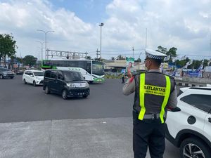 Volume Kendaraan di Jalur Karanglo-Karangploso Malang Mulai Naik Volume Kendaraan di Jalur Karanglo-Karangploso Malang Mulai Naik