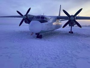 Pilot Bikin Kesalahan, Pesawat Mendarat di Sungai yang Membeku