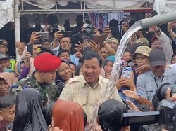 Momen Prabowo Main Bareng Anak-anak Usai Resmikan Sumber Air di Sukabumi