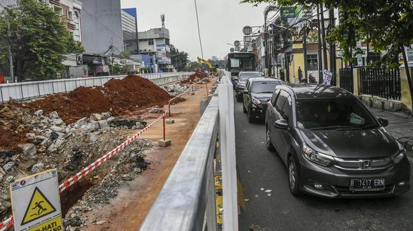Proyek LRT Velodrome-Manggarai Bersanding dengan Kemacetan, Ini Potretnya