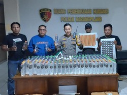 Polisi Sita 283 Botol Arak Bali Siap Edar pada Malam Tahun Baru di Surabaya