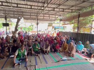 Relawan Sandi Uno For Ganjar Ajarkan Ibu-ibu di Lamongan Cara Buat Sabun