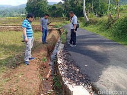 Jalan Aspal Baru Dibangun Mudah Mengelupas, Polisi Sukabumi Turun Tangan