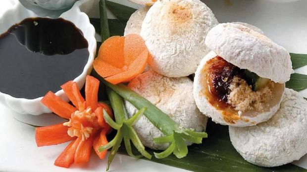 Sajian suguhan pempek panggang yang menjadi kuliner khas Palembang.