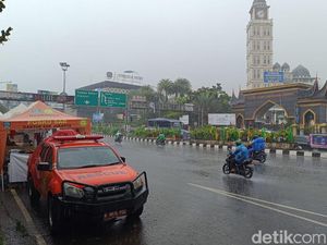 Simpang Gadog Bogor Diguyur Hujan Deras Siang Ini, Lalin ke Puncak Lancar