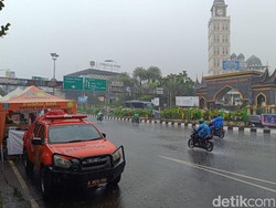 Simpang Gadog Bogor Diguyur Hujan Deras Siang Ini, Lalin ke Puncak Lancar