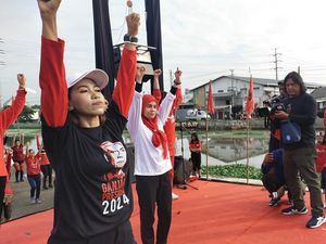 Atikoh Singgung Baliho Ganjar-Mahfud Hilang Saat Senam Bersama Relawan