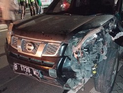 Tabrakan Mobil Vs Motor hingga Ringsek di Kebayoran Baru Jaksel