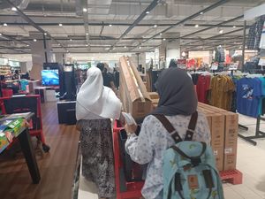 Barang Elektronik Laris Manis di Transmart Full Day Sale!