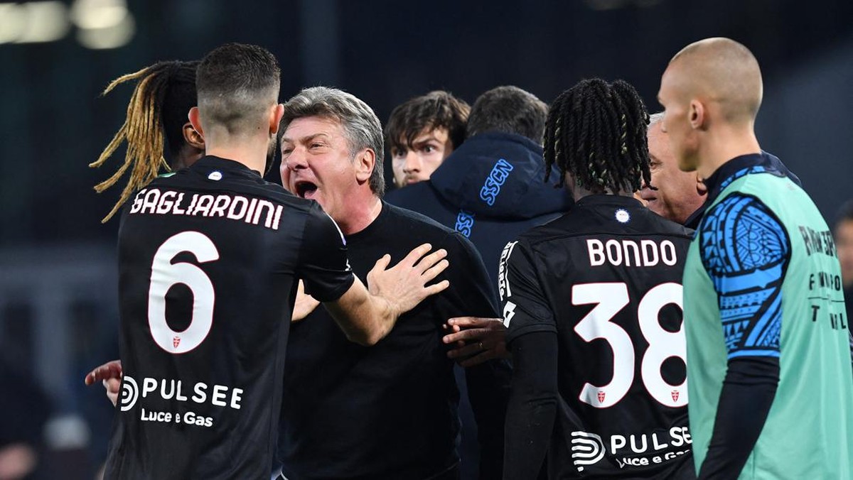 Walter Mazzarri (berambut putih) tersulut emosi dalam laga Napoli vs Monza. Foto: REUTERS/JENNIFER LORENZINI