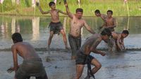 Warga Bali dan Turis Ikut Permainan Tradisional di Gianyar