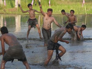 Warga Bali dan Turis Ikut Permainan Tradisional di Gianyar
