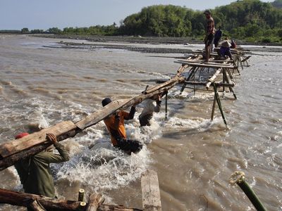 Warga di Malang Gotong Royong Perbaiki Jembatan Kayu