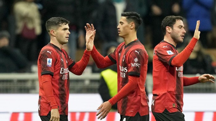 AC Milans Christian Pulisic, left, celebrates with Tijjani Reijnders after scoring the opening goal during the Serie A soccer match between AC Milan and Sassuolo at the San Siro stadium, in Milan, Italy, Saturday, Dec. 30, 2023. (AP Photo/Antonio Calanni)