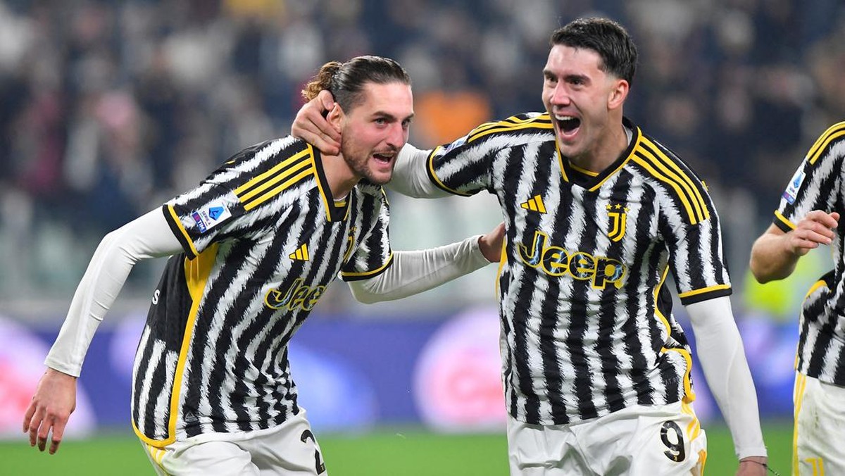 Rabiot (kanan) menjadi pahlawan kemenangan Juventus atas AS Roma. Foto: REUTERS/MASSIMO PINCA