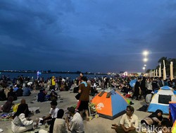 Sambut Tahun Baru 2024, Warga Dirikan Tenda di Pantai Lagoon Ancol