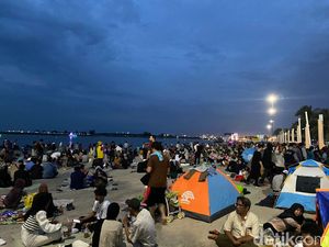 Sambut Tahun Baru 2024, Warga Dirikan Tenda di Pantai Lagoon Ancol Sambut Tahun Baru 2024, Warga Dirikan Tenda di Pantai Lagoon Ancol