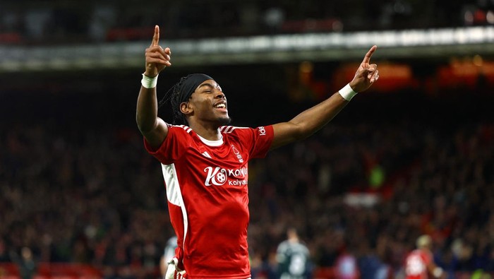 Soccer Football - Premier League - Nottingham Forest v Manchester United - The City Ground, Nottingham, Britain - December 30, 2023  Nottingham Forests Anthony Elanga celebrates their first goal scored by Nicolas Dominguez REUTERS/Molly Darlington NO USE WITH UNAUTHORIZED AUDIO, VIDEO, DATA, FIXTURE LISTS, CLUB/LEAGUE LOGOS OR LIVE SERVICES. ONLINE IN-MATCH USE LIMITED TO 45 IMAGES, NO VIDEO EMULATION. NO USE IN BETTING, GAMES OR SINGLE CLUB/LEAGUE/PLAYER PUBLICATIONS.