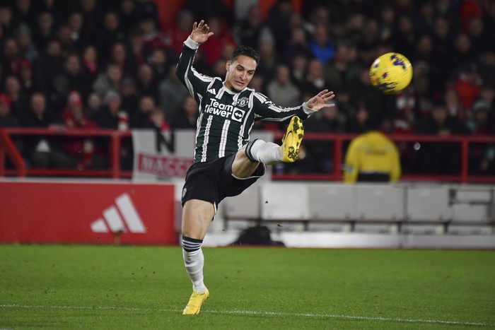 Manchester Uniteds Antony challenges for the ball during the English Premier League soccer match between Nottingham Forest and Manchester United at City Ground in Nottingham, England, Saturday, Dec. 30, 2023. (AP Photo/Rui Vieira)