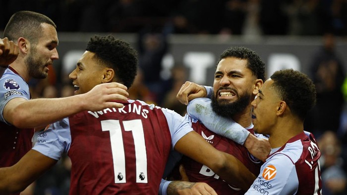 Soccer Football - Premier League - Aston Villa v Burnley - Villa Park, Birmingham, Britain - December 30, 2023 Aston Villas Douglas Luiz celebrates scoring their third goal with teammates Action Images via Reuters/John Sibley NO USE WITH UNAUTHORIZED AUDIO, VIDEO, DATA, FIXTURE LISTS, CLUB/LEAGUE LOGOS OR LIVE SERVICES. ONLINE IN-MATCH USE LIMITED TO 45 IMAGES, NO VIDEO EMULATION. NO USE IN BETTING, GAMES OR SINGLE CLUB/LEAGUE/PLAYER PUBLICATIONS.