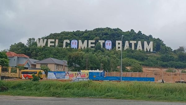 Baliho Prabowo-Gibran Nampang di Monumen Welcome to Batam, Turis Terganggu