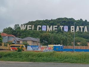 Bawaslu Bakal Copot Baliho Prabowo-Gibran yang Tutupi Landmark Kota Batam Bawaslu Bakal Copot Baliho Prabowo-Gibran yang Tutupi Landmark Kota Batam