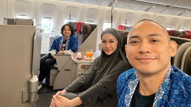 BCL dan Tiko Aryawardhana serta Noah Sinclair berangkat umrah