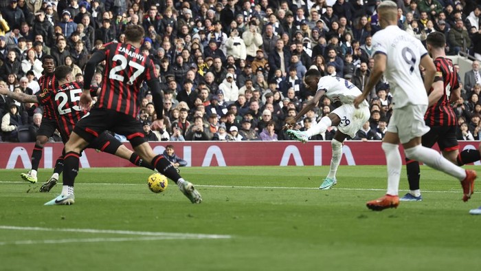 Tottenhams Pape Matar Sarr, centre right, scores his sides opening goal during the English Premier League soccer match between Tottenham Hotspur and AFC Bournemouth at the Tottenham Hotspur Stadium in London, Sunday, Dec. 31, 2023. (AP Photo/Ian Walton)