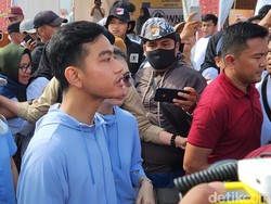 Didampingi Mentan, Gibran Jalan Sehat dan Beli Cilok di Batulicin Kalsel