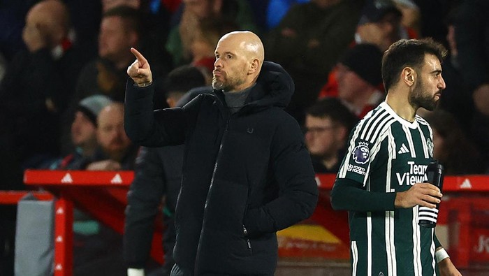 Soccer Football - Premier League - Nottingham Forest v Manchester United - The City Ground, Nottingham, Britain - December 30, 2023  Manchester United manager Erik ten Hag and Bruno Fernandes REUTERS/Molly Darlington NO USE WITH UNAUTHORIZED AUDIO, VIDEO, DATA, FIXTURE LISTS, CLUB/LEAGUE LOGOS OR LIVE SERVICES. ONLINE IN-MATCH USE LIMITED TO 45 IMAGES, NO VIDEO EMULATION. NO USE IN BETTING, GAMES OR SINGLE CLUB/LEAGUE/PLAYER PUBLICATIONS.